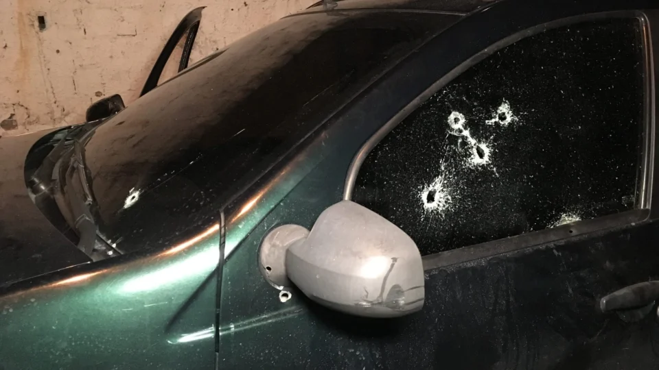 Dupla de homens é baleada com 9 tiros dentro do carro, no bairro São José 1