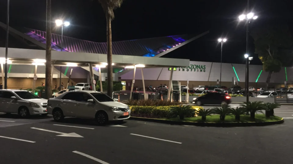 Homem armado tenta assaltar loja de shopping em Manaus