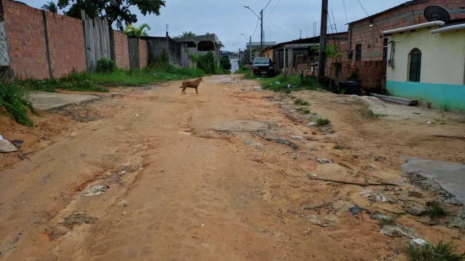 Moradores do Conjunto Águas Claras sofrem há 7 anos com falta de asfalto