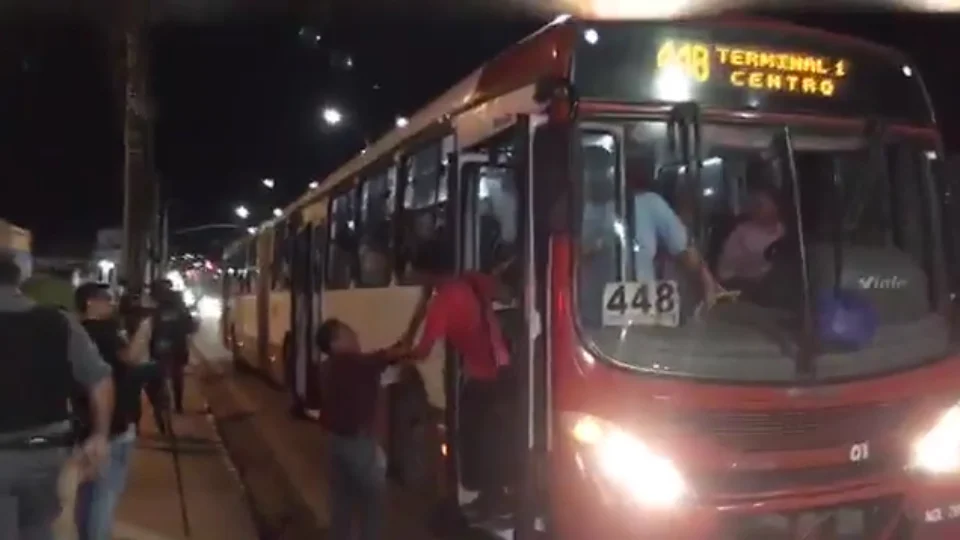 Quadrilha assalta pela 2ª vez o mesmo ônibus e foge do local