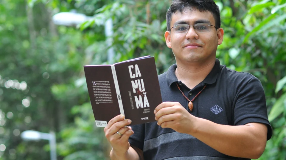 Professor indígena lança livro sobre a história da aldeia Kwatá em Borba