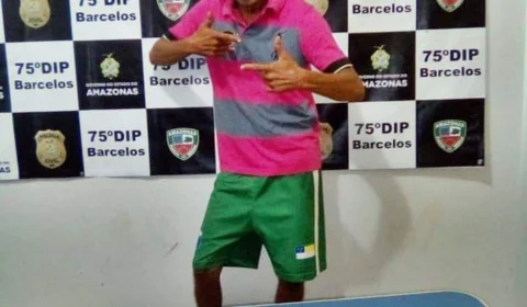Preso sorri e faz pose durante apresentação em delegacia no AM