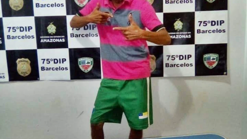 Preso sorri e faz pose durante apresentação em delegacia no AM