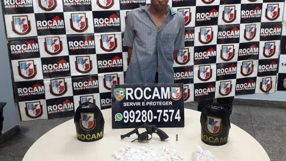 Durante denúncia jovem é preso com arma e drogas no Grande Vitória