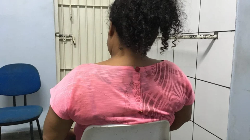 Mulher é vítima de tentativa de estupro em parada de ônibus na zona Norte