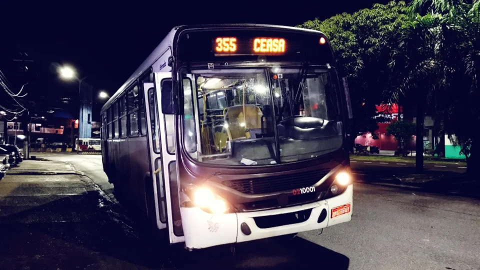 Ônibus da linha 355 é assaltado no Monte das Oliveiras – Assaltantes estavam com faca de açougueiro