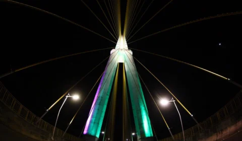 Ponte Rio Negro recebe iluminação verde em referência aos 371 anos do Exército brasileiro