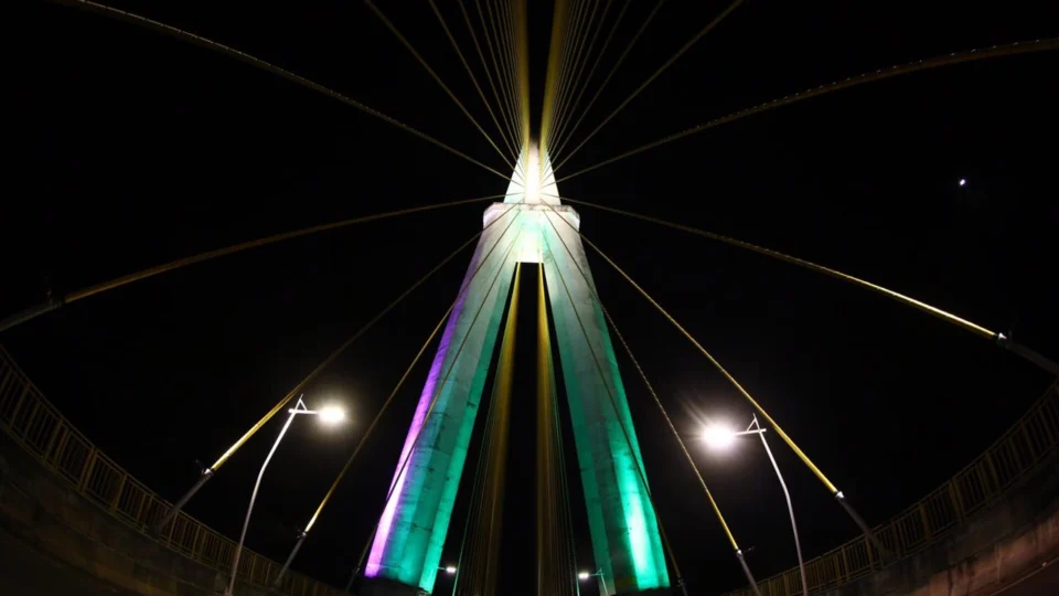 Ponte Rio Negro recebe iluminação verde em referência aos 371 anos do Exército brasileiro
