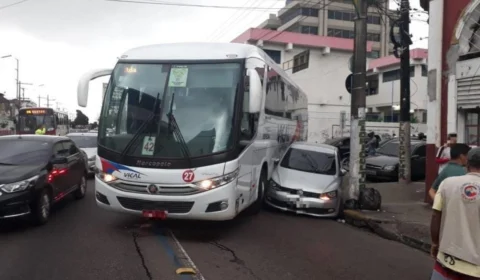 Colisão entre ônibus e carro deixa trânsito intenso em avenida no Centro