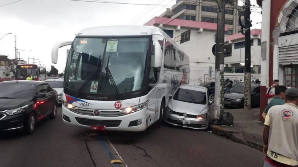 Colisão entre ônibus e carro deixa trânsito intenso em avenida no Centro