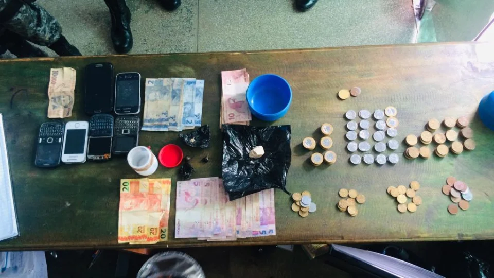26 pessoas são presas, nove armas apreendidas e R$ 160 mil recuperados no AM