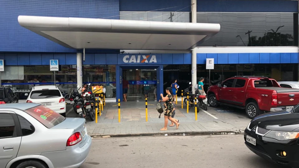 Tentativa de assalto em frente a agência bancária deixa funcionária de empresa ferida