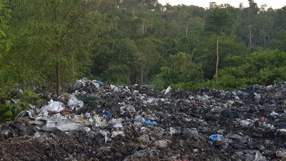 Após denúncia, lixão hospitalar clandestino é descoberto pela polícia em Manaus