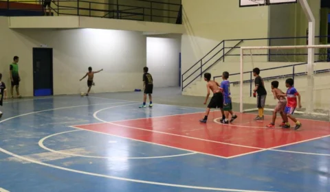 Projeto “Santa Bola” é oferecido para crianças com disciplina e educação militar na Zona Norte