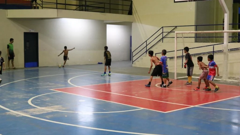 Projeto “Santa Bola” é oferecido para crianças com disciplina e educação militar na Zona Norte