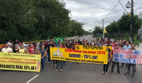 Professores decidem nesta terça-feira se aceitam proposta ou continuam em greve