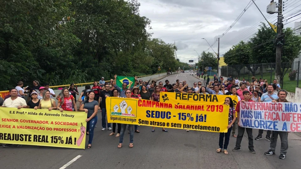 Professores decidem nesta terça-feira se aceitam proposta ou continuam em greve