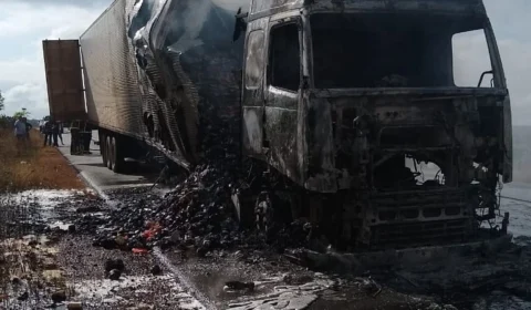 BR-174 é interditada após acidente entre carro em chamas e caminhão em Porto Velho