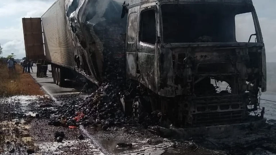 BR-174 é interditada após acidente entre carro em chamas e caminhão em Porto Velho