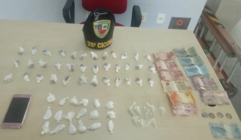 Adolescente de 15 anos é apreendida com 63 trouxinhas de drogas no sutiã na zona Leste de Manaus