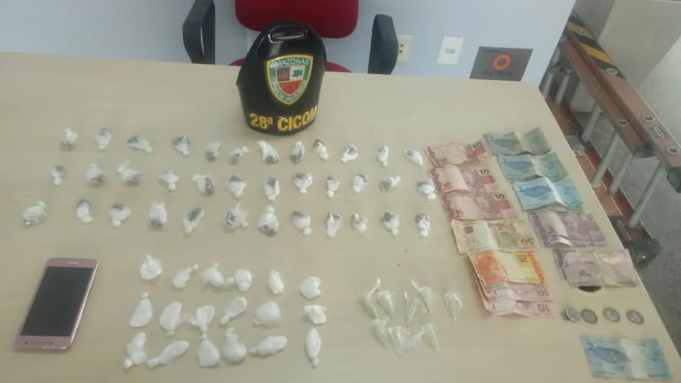 Adolescente de 15 anos é apreendida com 63 trouxinhas de drogas no sutiã na zona Leste de Manaus