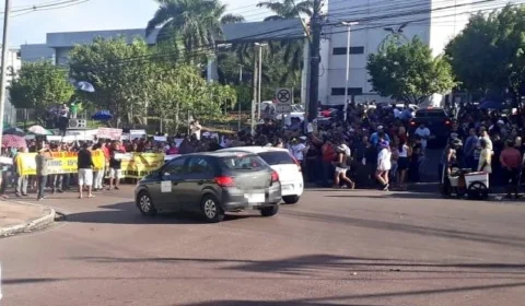 Professores realizam manifestação na tarde desta terça (23) em frente à sede do governo