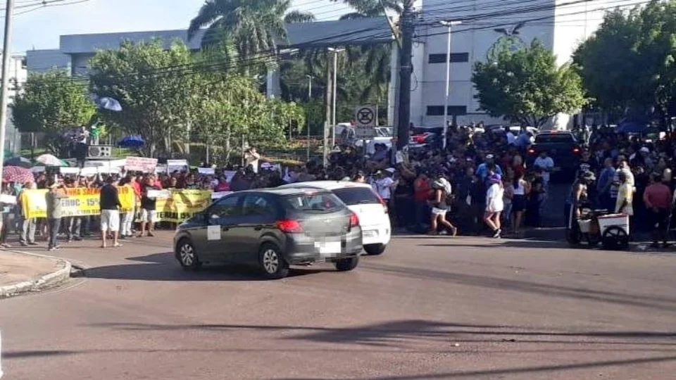 Professores realizam manifestação na tarde desta terça (23) em frente à sede do governo