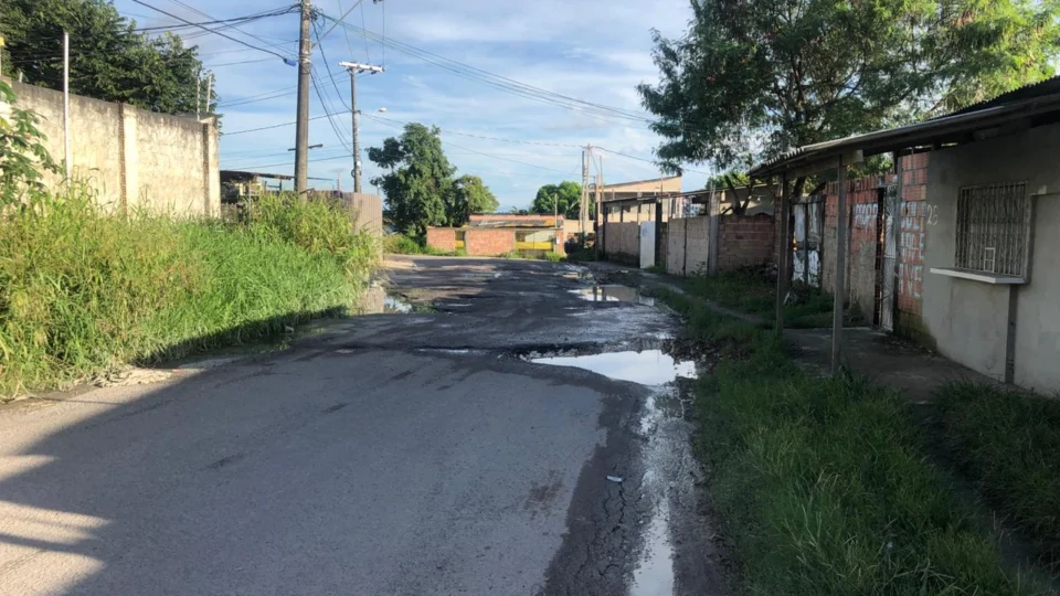 Moradores reclamam dos buracos na Rua Jacaraú, no Águas Claras