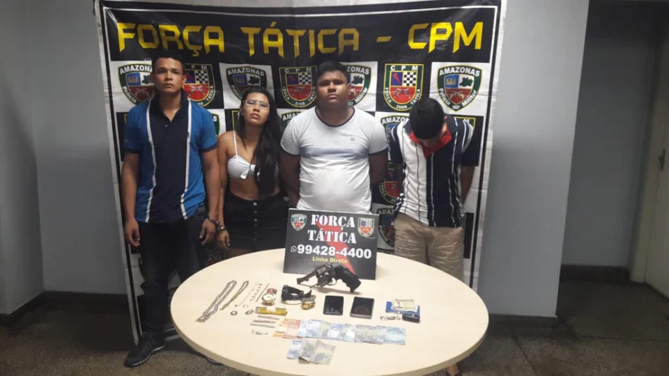 Quarteto é preso com drogas e arma na Zona Oeste