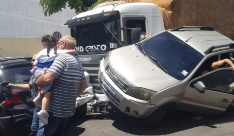 Grave acidente envolvendo 7 veículos deixa vítimas lesionadas na Humberto Calderaro