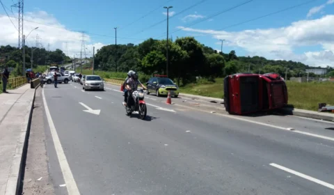 Quadrilha rouba carro e causa grave acidente na avenida das Flores