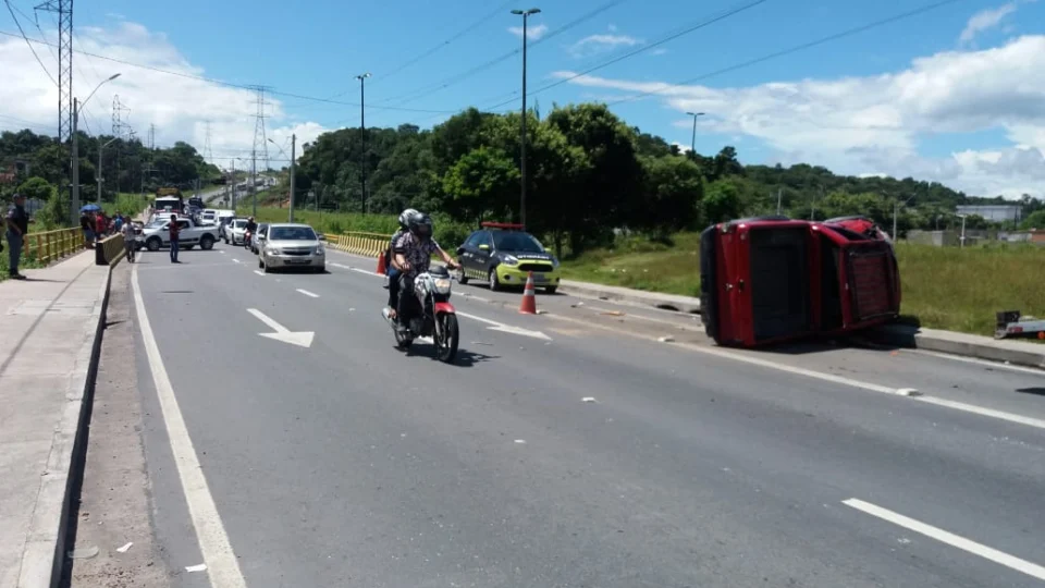 Quadrilha rouba carro e causa grave acidente na avenida das Flores