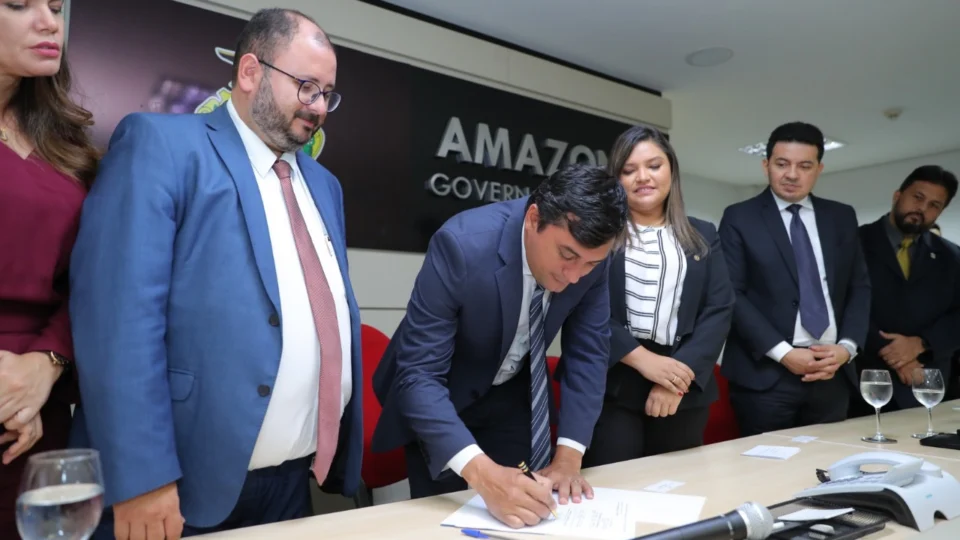 Lei de instituição do Dia da Advocacia e do Médico Veterinário é sancionada pelo Governo do AM