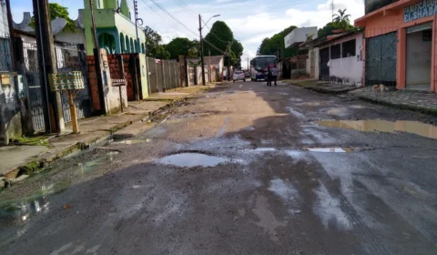 Moradores pedem recuperação de rua no bairro Cidade de Deus em Manaus