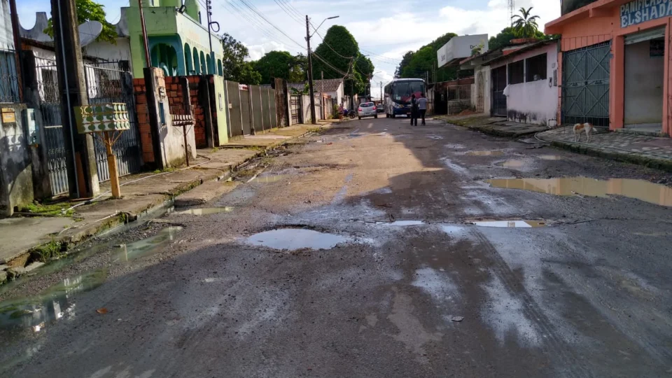 Moradores pedem recuperação de rua no bairro Cidade de Deus em Manaus