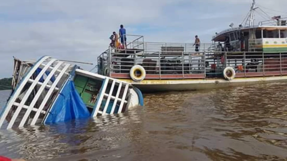 Barco naufraga em trecho do rio Amazonas a caminho de Macapá