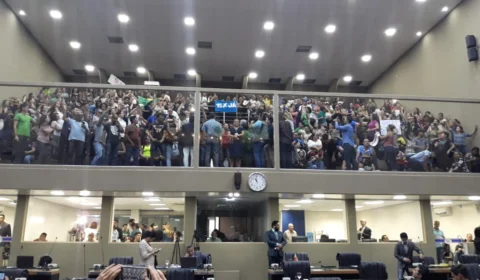 Trabalhadores da educação ocupam a galeria da Assembleia Legislativa do Estado