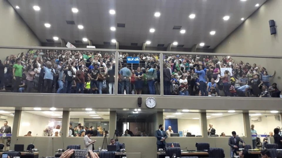 Trabalhadores da educação ocupam a galeria da Assembleia Legislativa do Estado