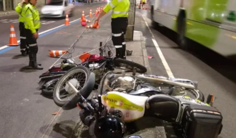 Motociclista fica gravemente ferido ao colidir com moto do Manaustrans, na avenida Constantino Nery