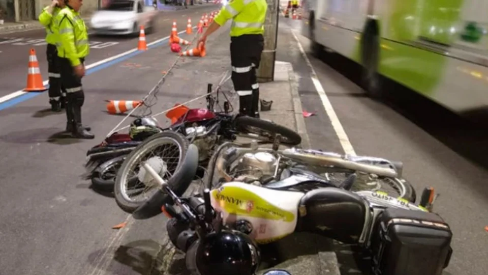 Motociclista fica gravemente ferido ao colidir com moto do Manaustrans, na avenida Constantino Nery