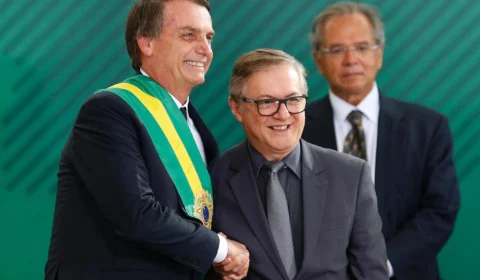 Tchau querido: Bolsonaro exonera Vélez e anuncia Weintraub como sucessor no MEC