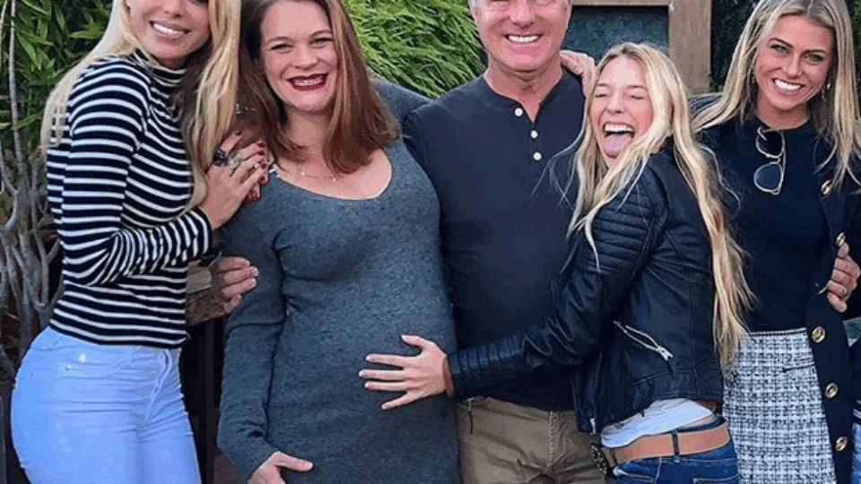 Pai de Caroline Bittencourt pula no mar para resgatar o corpo da filha