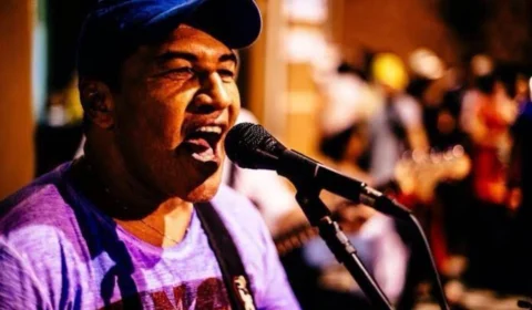 Cantor Cileno fica à deriva em barco com pane mecânica no meio do rio