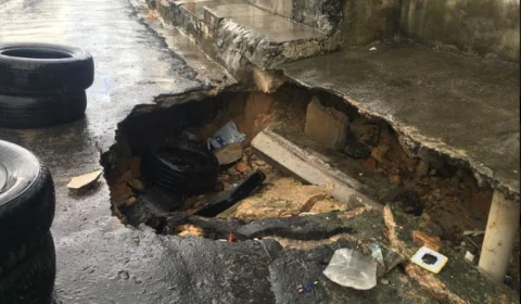 Buraco em rua no Valparaíso compromete casas e moradores pedem ajuda
