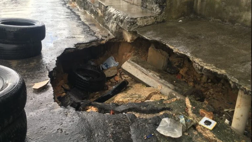 Buraco em rua no Valparaíso compromete casas e moradores pedem ajuda