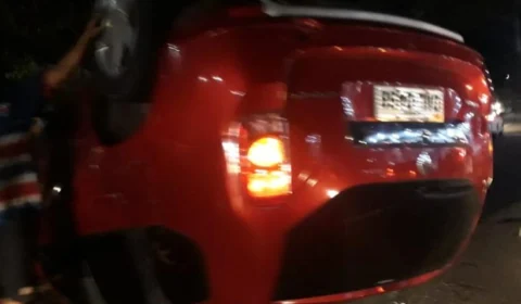 Dois carros capotam em avenidas de Manaus, neste domingo