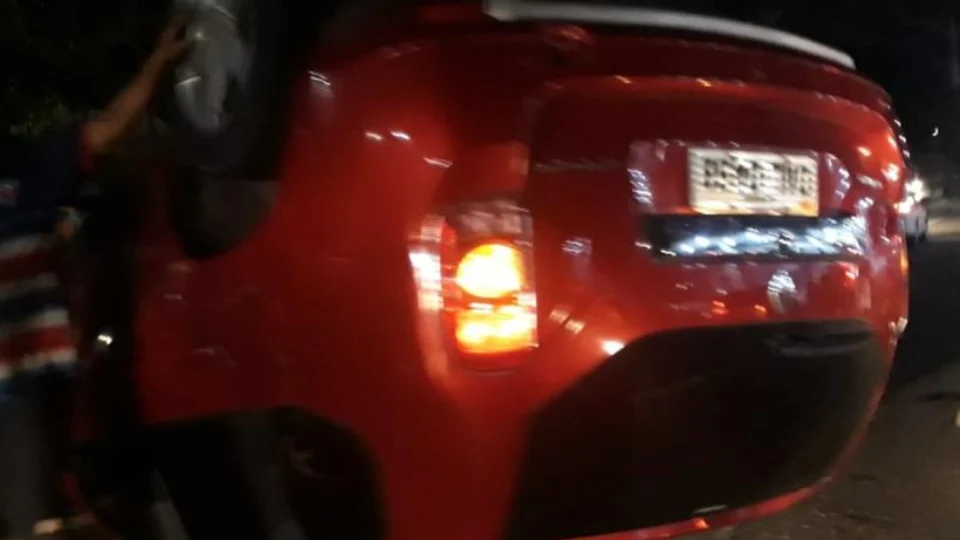 Dois carros capotam em avenidas de Manaus, neste domingo