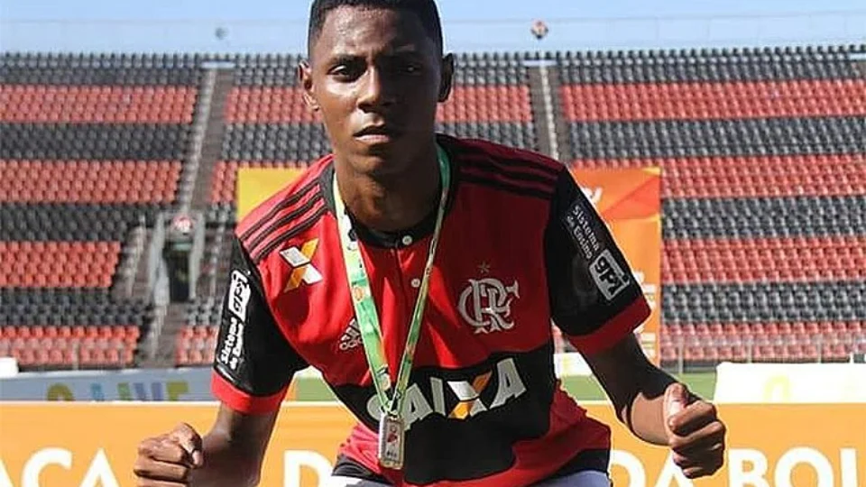 Sobrevivente do incêndio no CT do Flamengo é levado para observação