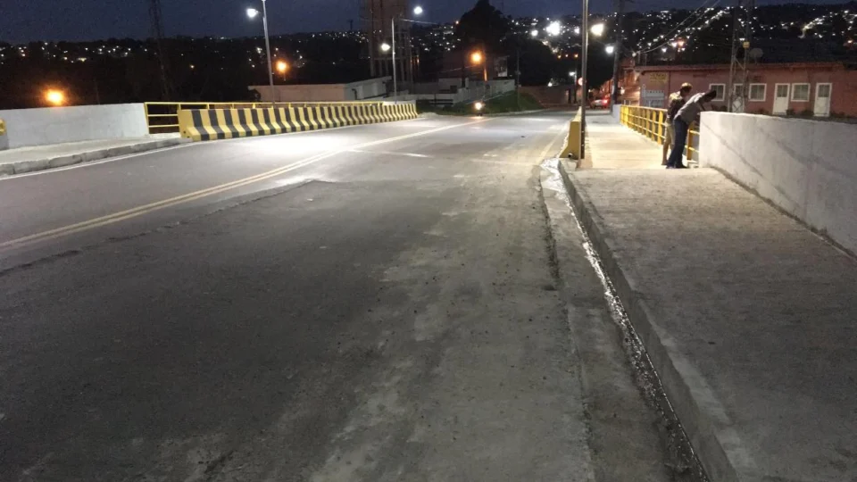 Após denúncia, Seinfra realiza obra em passagem de nível que estava cedendo