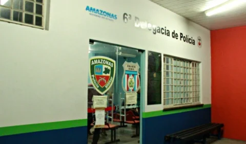 Criminosos invadem ônibus e assaltam passageiros